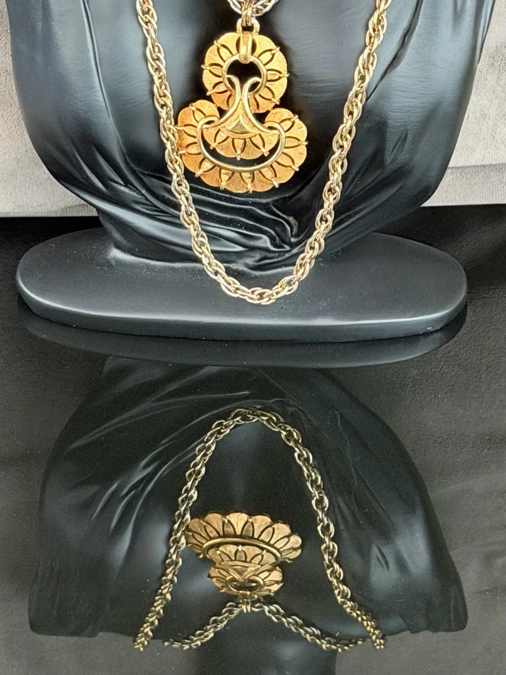 🔥 Vintage Trifari Oversized Gold Statement Pendant Double Chain Necklace